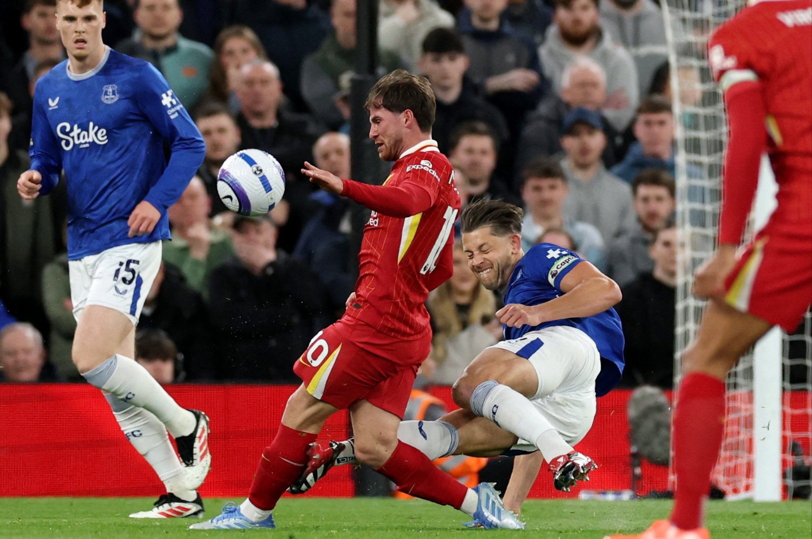 包含赛地聚焦：英超今晚热度飙升；克里夫兰骑士更衣室发声；震撼外界；赛季目标并未改变的词条-9体育